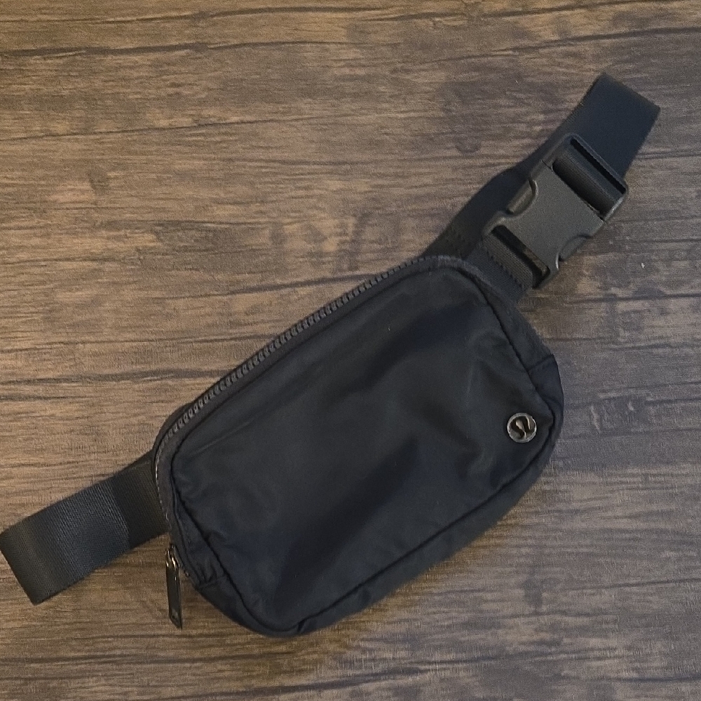 Lululemon Athletica Black Belt Bag Modern Design